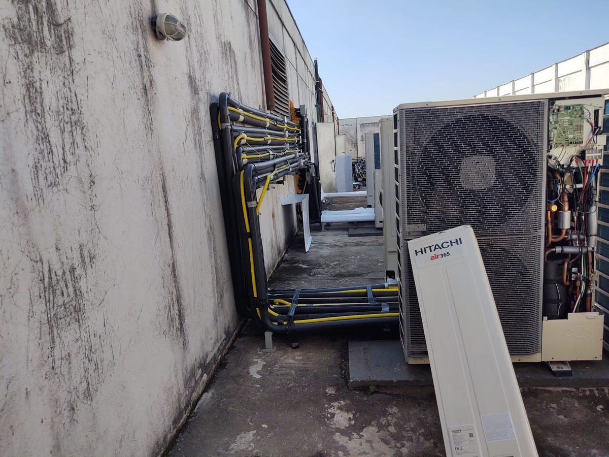 Instalação de múltiplas condensadoras VRF em telhado comercial