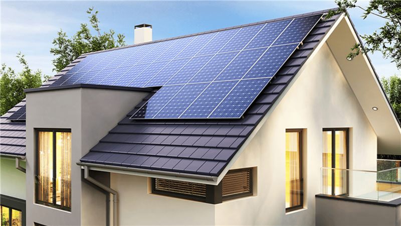 Telhado residencial com módulos fotovoltaicos de energia solar